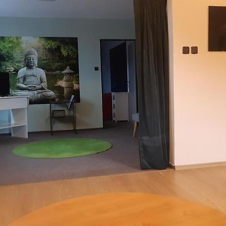 Budha Apartma Jirikov  Luaran gambar
