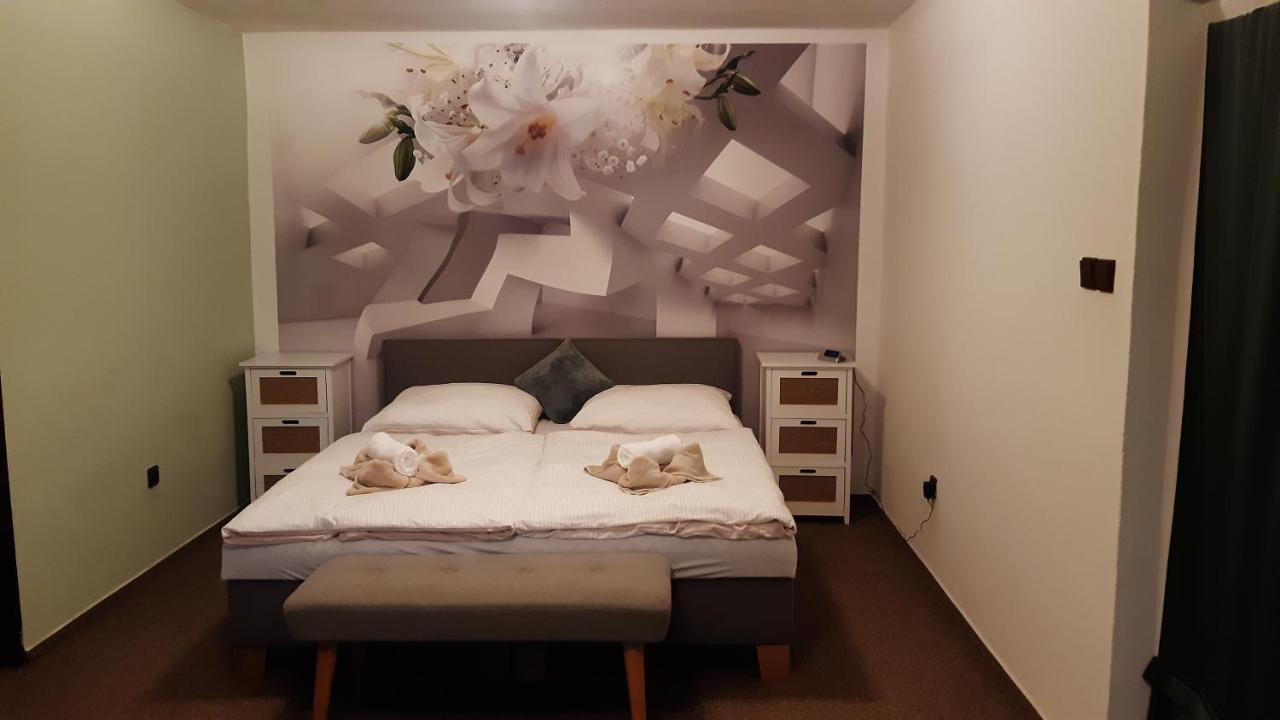 Budha Apartma Jirikov  Luaran gambar