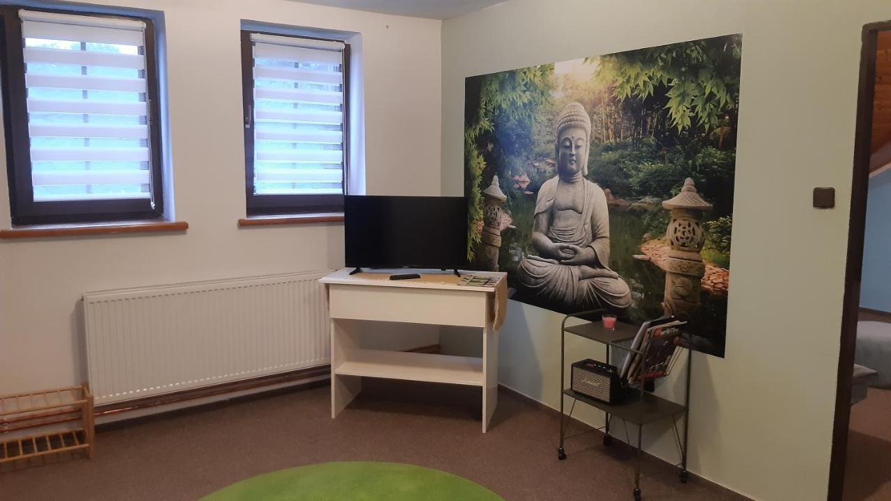 Budha Apartma Jirikov  Luaran gambar