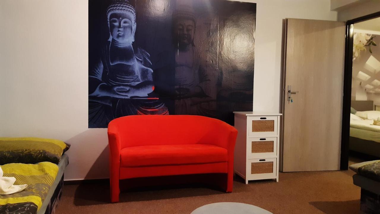 Budha Apartma Jirikov  Luaran gambar