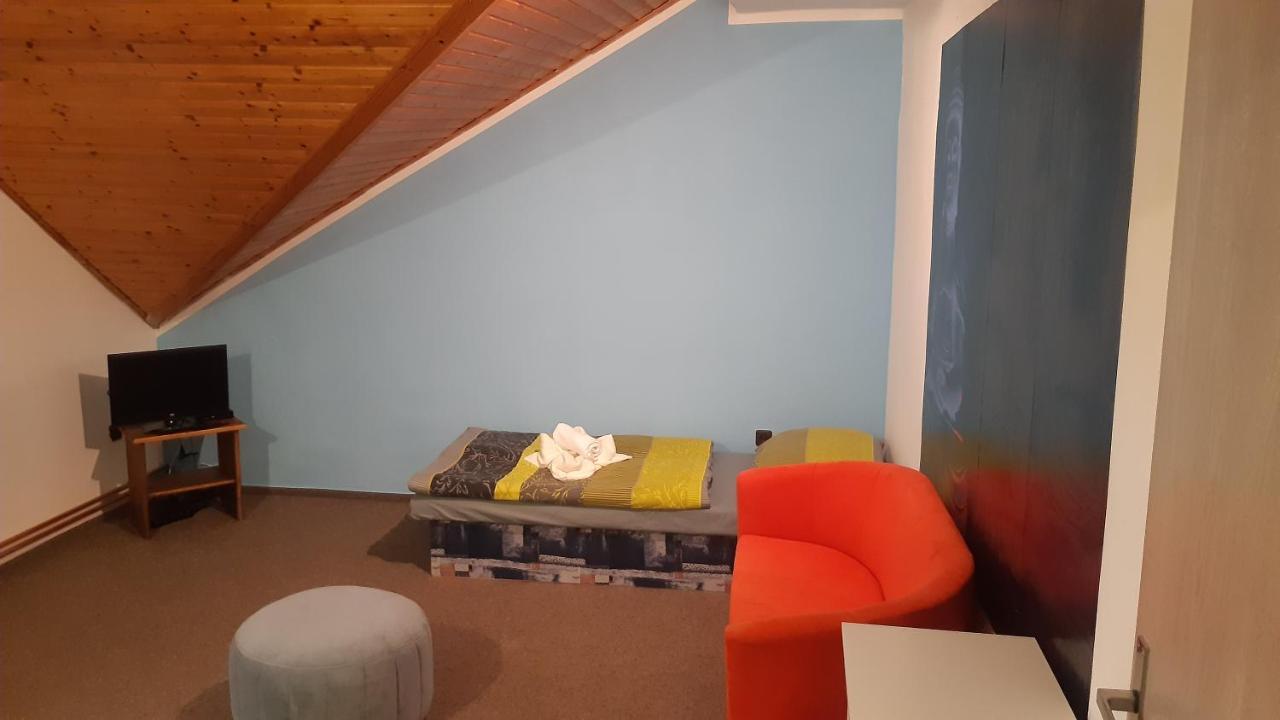 Budha Apartma Jirikov  Luaran gambar