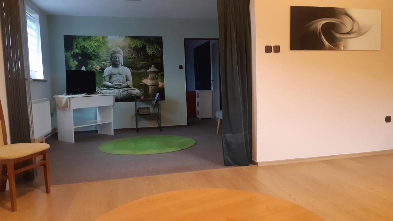 Budha Apartma Jirikov  Luaran gambar