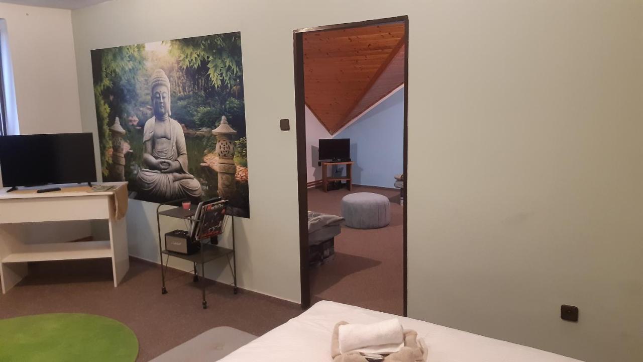 Budha Apartma Jirikov  Luaran gambar